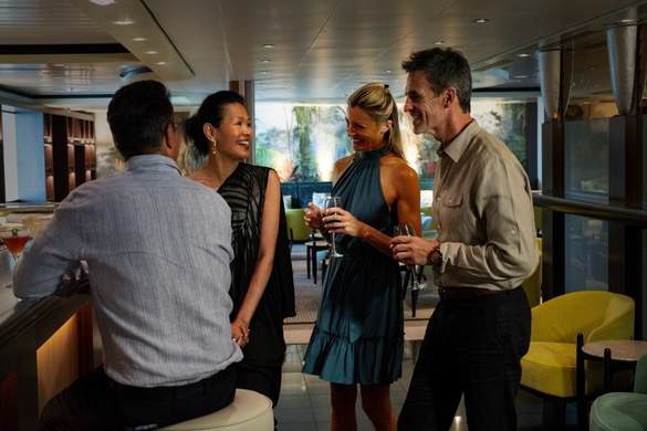 Paul Gauguin Cruises MS Paul Gauguin Piano Bar Lifestyle 2 ©Paul Gauguin Cruises.jpg